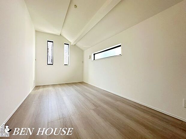 洋室・採光と通風に配慮した角部屋の洋室は開放感があり、家具やグリーンが映える落ち着いた住まいを演出します。