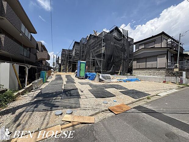 カースペース・2台分のカースペース付き。日常的に車を使う方やバイクをお持ちの方、来客の多い方も安心です。
