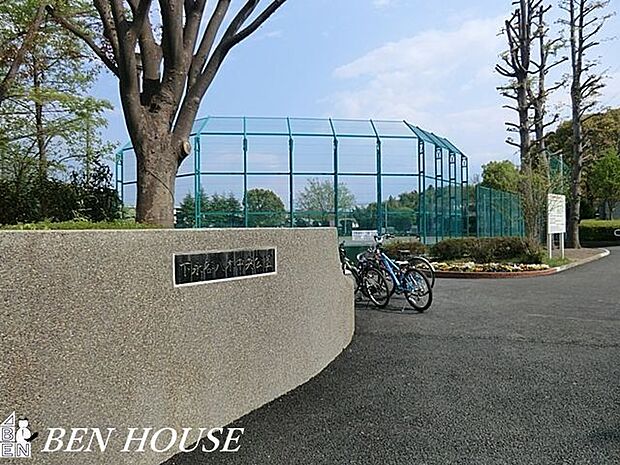 下永谷八木中央公園 徒歩8分。樹々に囲まれた気持ちのよい公園です。 570m