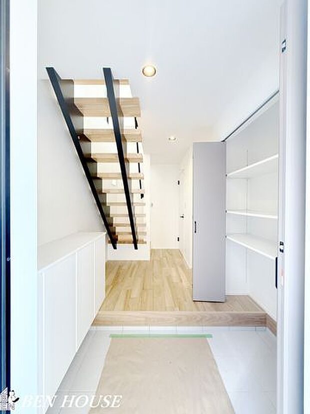 玄関・収納もあり、玄関周りをすっきりできます。お掃除道具や雨具の収納にも活用できそうです。