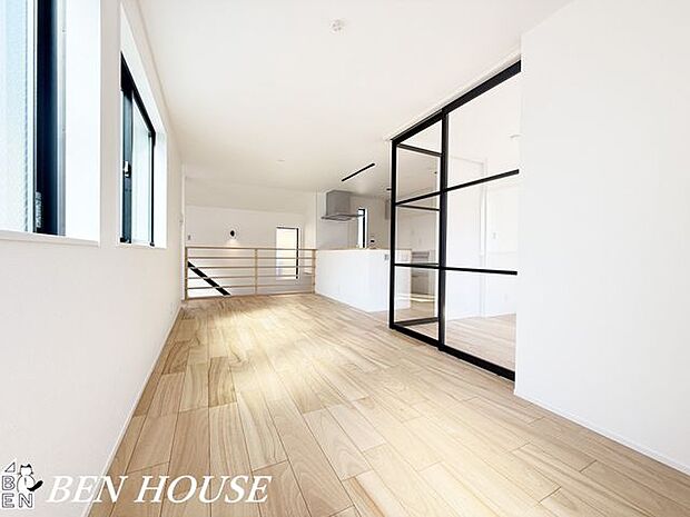 リビング・食事時にはいい香りに包まれる一体感のあるリビングは何気ない会話を楽しみながらのんびりと過ごせる空間です。