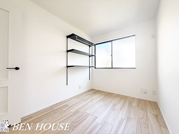 寝室・大型ベッドを置いても余裕のある広さです。お部屋の家具選びも楽しめそうですね。