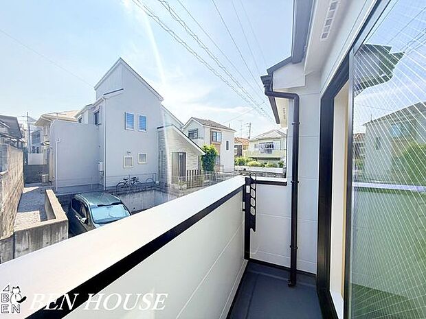 バルコニー・バルコニーからの景色は高い建物がなく開放感があります。陽当りも望めるので室内が明るく暖かな空間になりそうです。