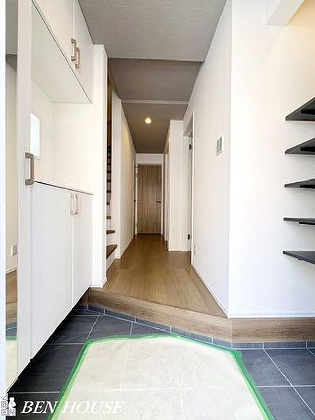 玄関・ゆったりとした広さの玄関ホールでご家族揃ってのお出かけもスムーズです。