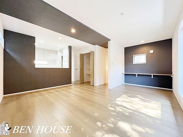 リビング・リビングにはカウンターを設置。お子様のスタディースペース、ご家族のパソコンスペース、家事や趣味のスペースにするなど、多目的にご利用いただけます。