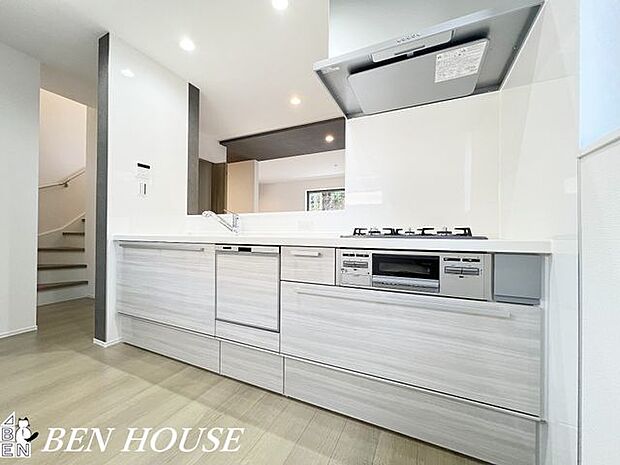 キッチン・キッチンはコミュニケーションがスムーズに取れる対面式。お料理をしながらご家族との会話も弾みそうです。