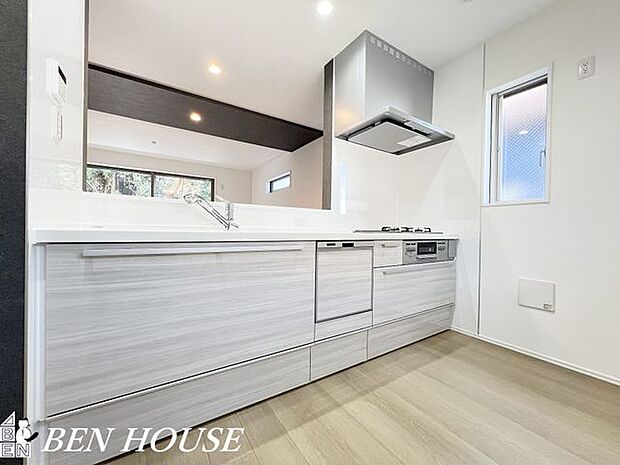 キッチン・明るく開放的な対面式キッチンはオープンな空間だからお料理をしながらでも家族との会話が楽しめます。