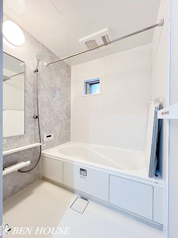 バス・足を伸ばしてゆったりと入れる広々タイプのバスルーム。お子様との団らんの時間にもピッタリな空間です。雨の日のお洗濯に便利な浴室乾燥機完備で忙しいママをサポートします。