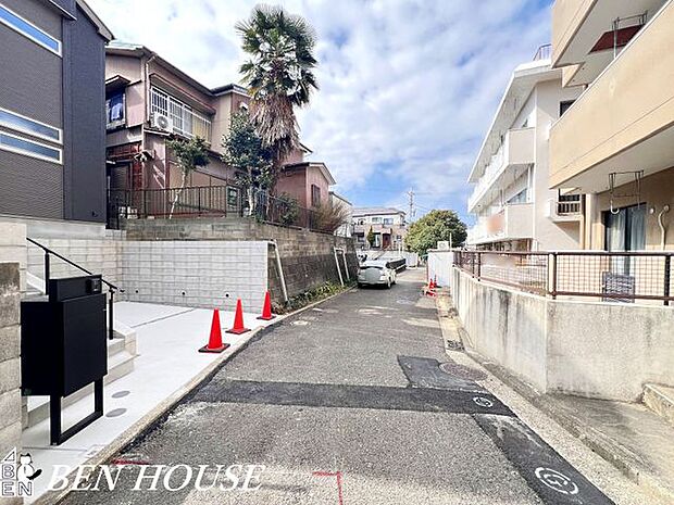 前面道路含む外観・見通しの良い前面道路。車通りも少なく、お子様の通学や愛犬とのお散歩も安心ですね。