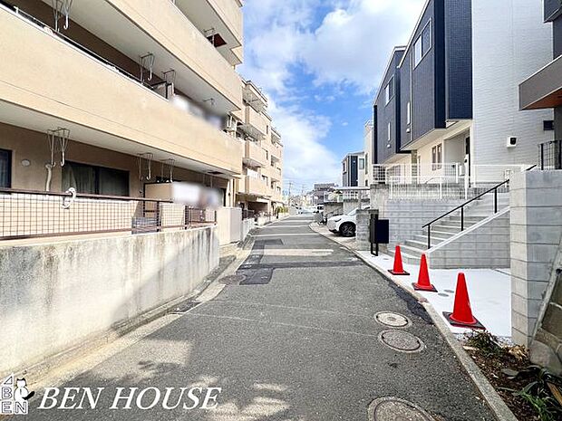 前面道路含む外観・現地周辺は落ち着いた雰囲気の住宅街。家族の帰宅時にも安心出来そうな空間です。