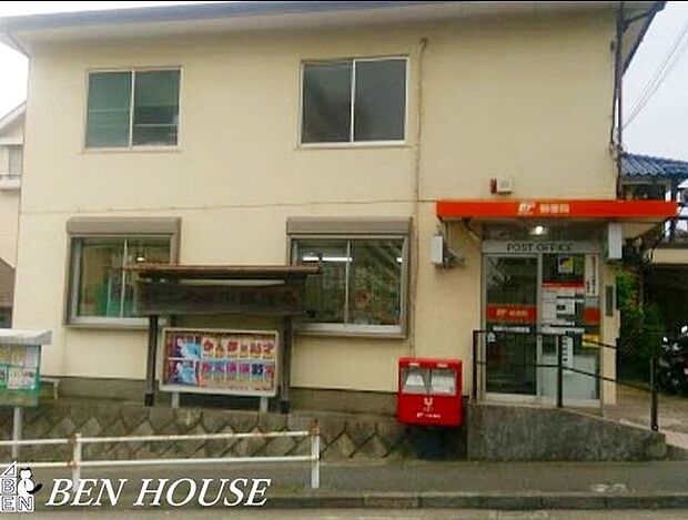 横浜六ッ川郵便局 徒歩10分。荷物の配送や受取りに便利な郵便局。利用しやすい場所にあります。 730m