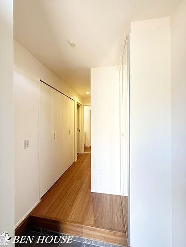 玄関・靴や雨具をまとめて収納でき、玄関をすっきり保てるシューズボックス付き。出入りがスムーズで来客にも好印象な空間です。