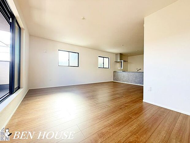 リビング・家族が自然と集まる対面仕様のリビング。家事動線や照明に配慮した設計で、日常の使い勝手が良くゆったりと寛げる居心地の良さがあります。