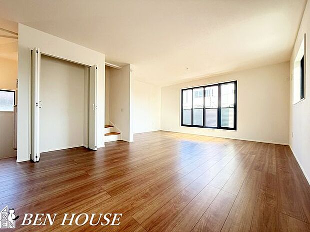 リビング・家族が思い思いに過ごせるゆとりのリビング。自然光をたっぷり取り込み、開放的な暮らしを演出します。