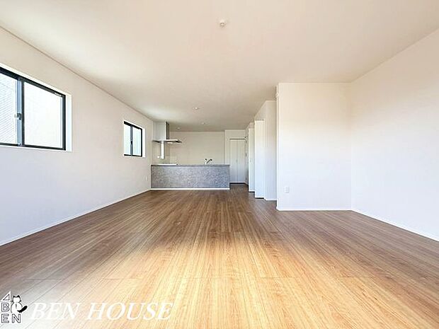 リビング・シンプルで上質な内装のリビングは、インテリアが映える落ち着いた雰囲気。広さと機能性を兼ね備え、休日のくつろぎを叶えます。