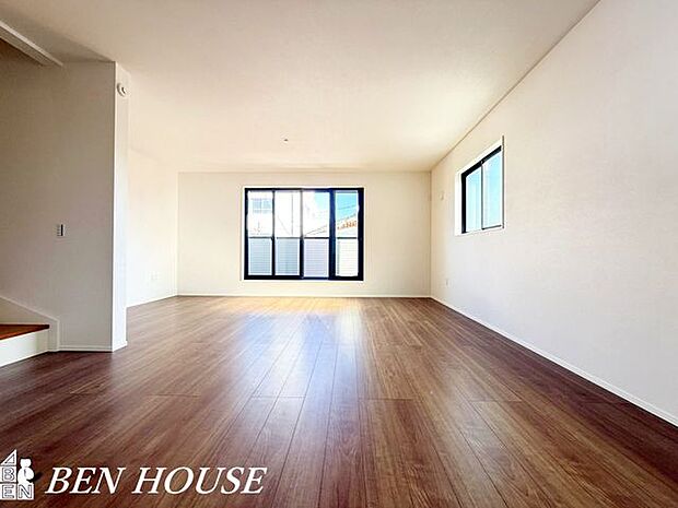 リビング・大きな窓から柔らかな光が差し込む明るいリビング。ゆとりある間取りで、家族の団らんが自然に生まれる心地よい空間です。