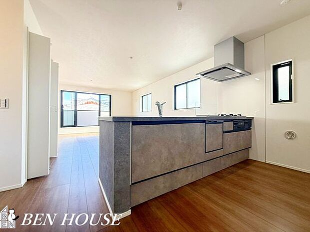 キッチン・スタイリッシュなデザインが魅力のキッチン。収納もたっぷりで、見た目も使い勝手も両立しています。