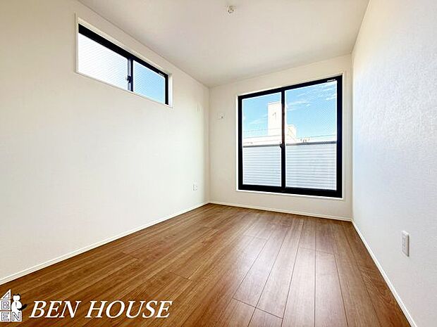 寝室・大きな窓で採光を確保した寝室は、収納計画が整い家具の配置もしやすく、毎朝の目覚めが心地よい落ち着きある暮らしを叶えます。