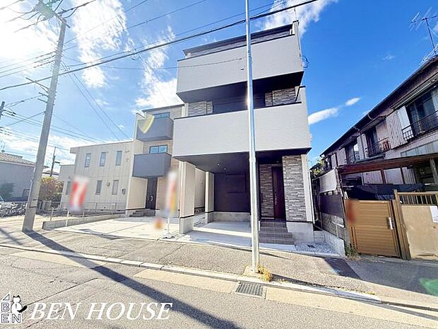 外観・シンプルながらも洗練された外観デザイン。明るい色合いが季節の移ろいに映える、上品な住まいです。