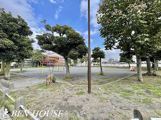 大島第2公園 徒歩2分。樹々に囲まれた気持ちのよい公園です。 130m