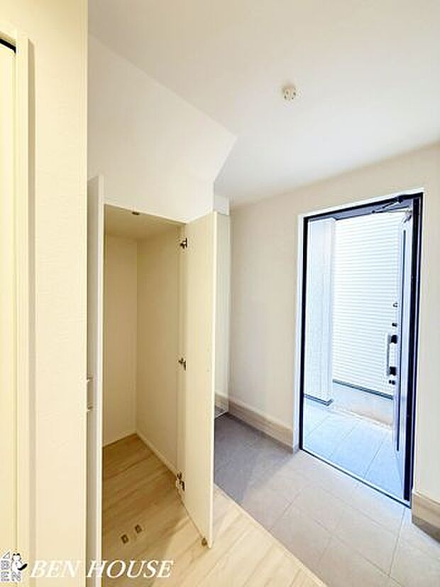 玄関・靴や雨具をまとめて収納でき、玄関をすっきり保てるシューズボックス付き。出入りがスムーズで来客にも好印象な空間です。