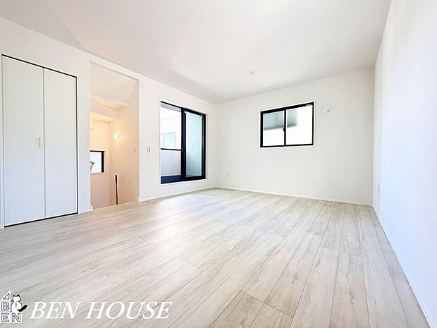 リビング・家族が思い思いに過ごせるゆとりのリビング。自然光をたっぷり取り込み、開放的な暮らしを演出します。