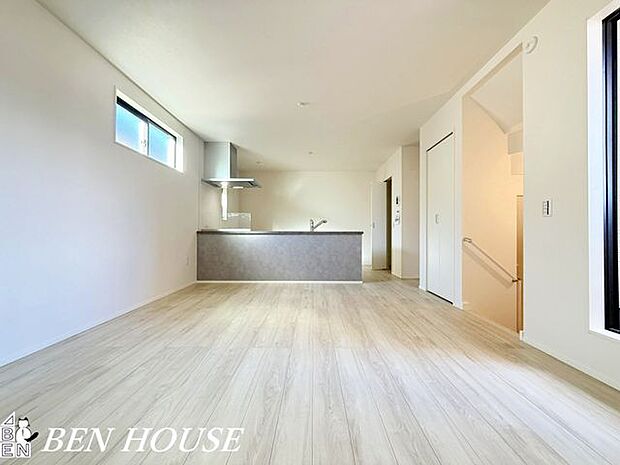 リビング・シンプルで上質な内装のリビングは、インテリアが映える落ち着いた雰囲気。広さと機能性を兼ね備え、休日のくつろぎを叶えます。