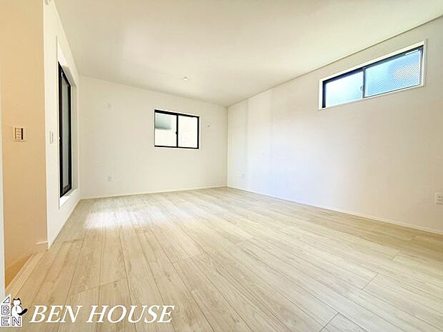 リビング・大きな窓から柔らかな光が差し込む明るいリビング。ゆとりある間取りで、家族の団らんが自然に生まれる心地よい空間です。