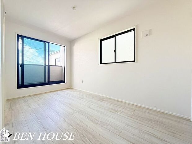 寝室・大きな窓で採光を確保した寝室は、収納計画が整い家具の配置もしやすく、毎朝の目覚めが心地よい落ち着きある暮らしを叶えます。