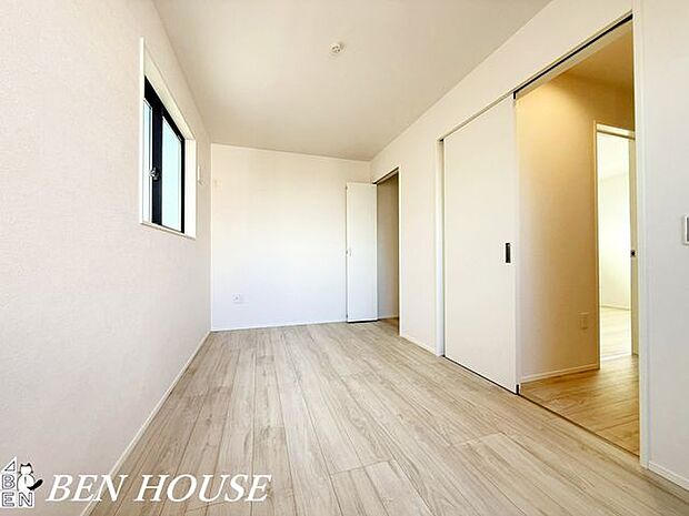 寝室・ベッド配置を考えたゆとりある間取りで、窓からの自然光が心地よく差し込む寝室。収納も充実し日常がすっきり整います。