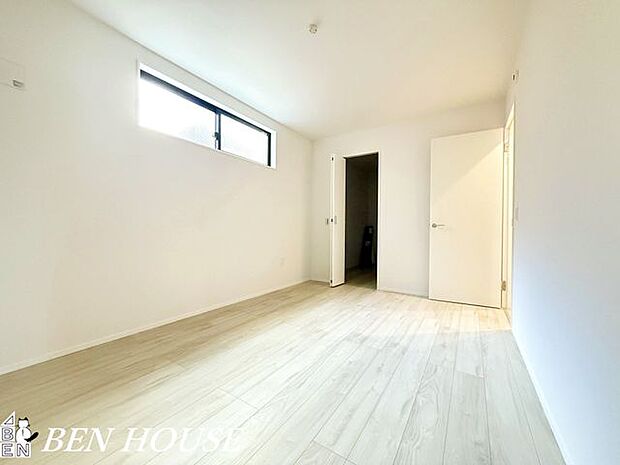 子供部屋・明るく風通しの良い空間で、子どもがのびのび過ごせる部屋。学びや遊びに合わせて自由に使えます。