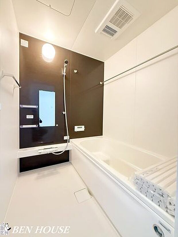 浴室・脚を伸ばしてゆっくりくつろげるバスルーム。一日の疲れを取るホッとする空間は家族のお気に入りになること間違いなしです！