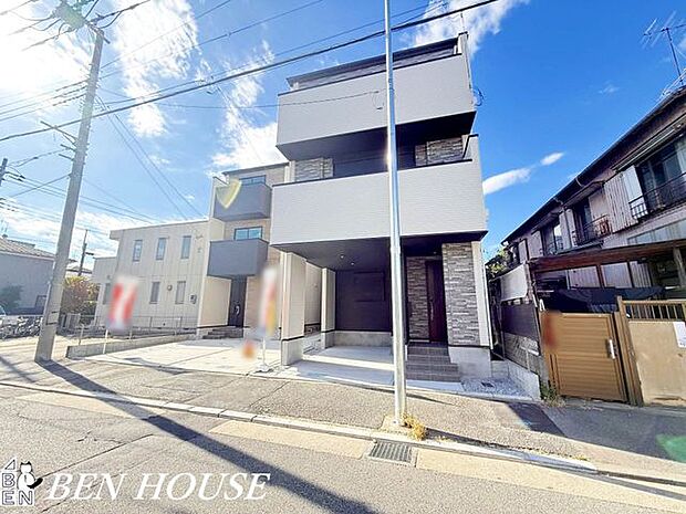 外観・シンプルながらも洗練された外観デザイン。明るい色合いが季節の移ろいに映える、上品な住まいです。