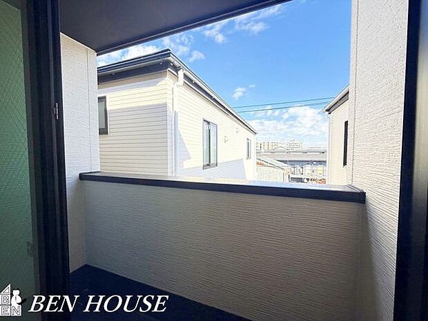 眺望・視界が開けたバルコニーは朝の陽ざしが心地よく差し込み、洗濯物も乾きやすく日常の利便性と眺めの楽しさを両立します。