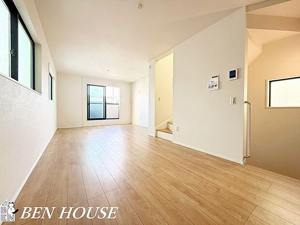 リビング・家族が自然と集まる対面仕様のリビング。家事動線や照明に配慮した設計で、日常の使い勝手が良くゆったりと寛げる居心地の良さがあります。