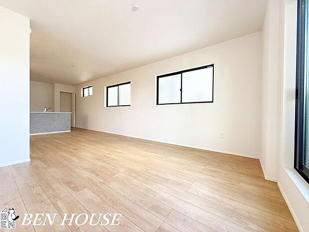 リビング・家族が思い思いに過ごせるゆとりのリビング。自然光をたっぷり取り込み、開放的な暮らしを演出します。