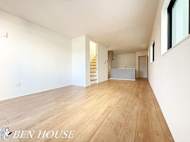 リビング・シンプルで上質な内装のリビングは、インテリアが映える落ち着いた雰囲気。広さと機能性を兼ね備え、休日のくつろぎを叶えます。