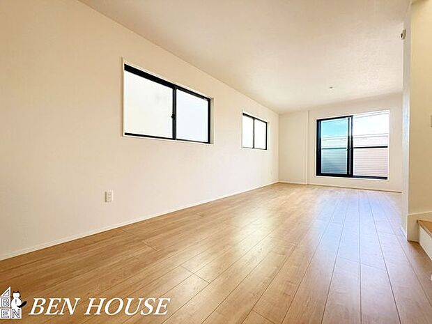 リビング・大きな窓から柔らかな光が差し込む明るいリビング。ゆとりある間取りで、家族の団らんが自然に生まれる心地よい空間です。