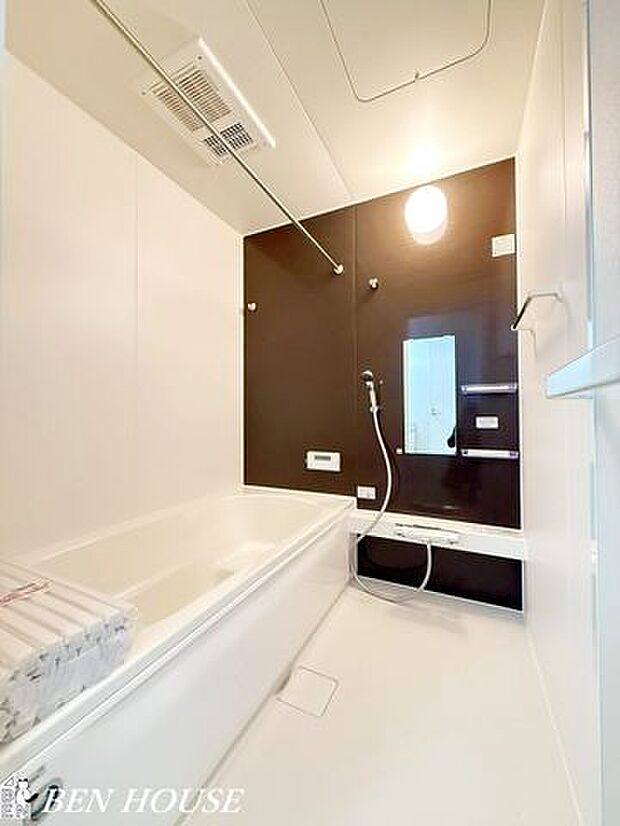 浴室・脚を伸ばしてゆっくりくつろげるバスルーム。一日の疲れを取るホッとする空間は家族のお気に入りになること間違いなしです！