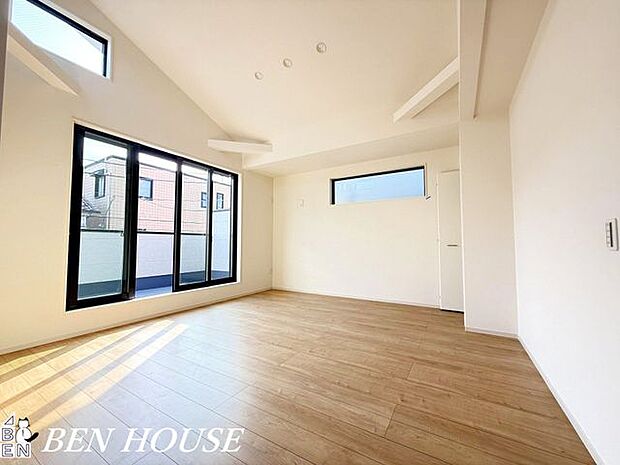 リビング・リビングダイニングキッチンは約21.2帖。2階に配したプライバシーに守られた造りです。