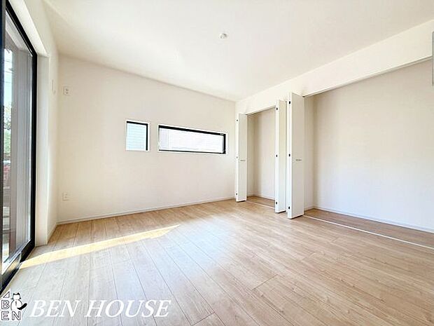 寝室・大きな窓のある寝室は太陽の光で起床出来るのですっきり朝を迎えられそうです