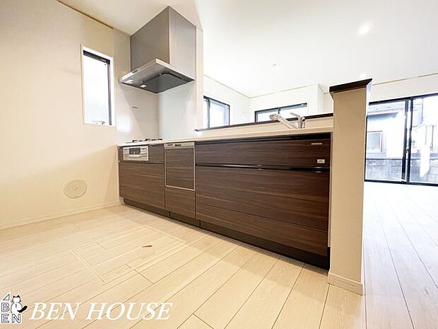 キッチン(同仕様参考写真)・広々としたキッチンは効率よくお料理が出来ます。家族でお料理も楽しめそうです。