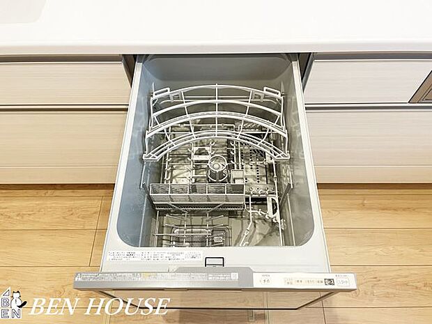 自動食器洗浄乾燥機(同仕様参考写真)・パワフルな洗いで汚れを落としてくれる食洗機。家事の時短になり、ご家族との時間も増えそうです。