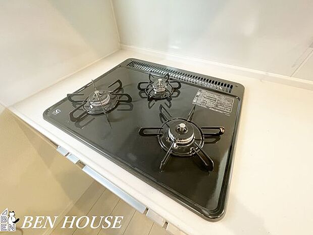 コンロ(同仕様参考写真)・グリル付きの三ツ口コンロです。複数の調理を同時進行できるので効率よく、家事時間の短縮にもなります。