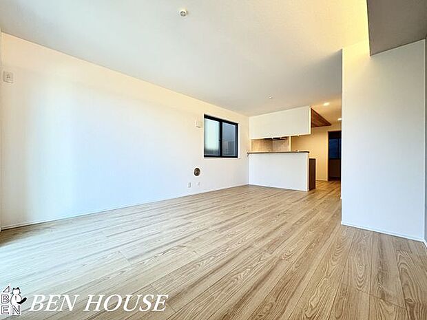 リビング・採光の良いLDKで晴れた日は室内も明るいです。風通しも良いので換気もこまめにでき一年中快適に生活ができます!