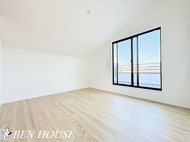 寝室・ゆとりある広さと落ち着いた色調の寝室は、十分な収納と窓からの柔らかな光で朝の支度も快適に、穏やかな眠りを誘う空間です。