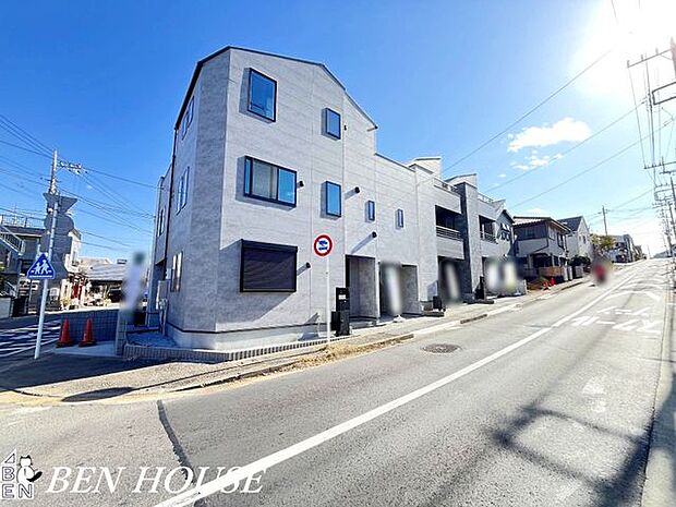 外観・周辺は公園がいくつも点在し、緑の多い環境です。また、駅周辺には様々な商業施設が立ち並び、利便性が良く生活しやすい街です。