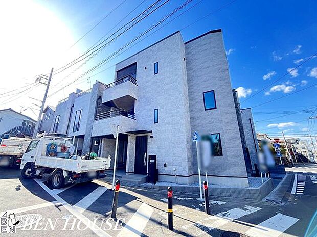 外観・前面が広く、暖かい太陽の日差しを浴びる、眺望良好なお住まいです。