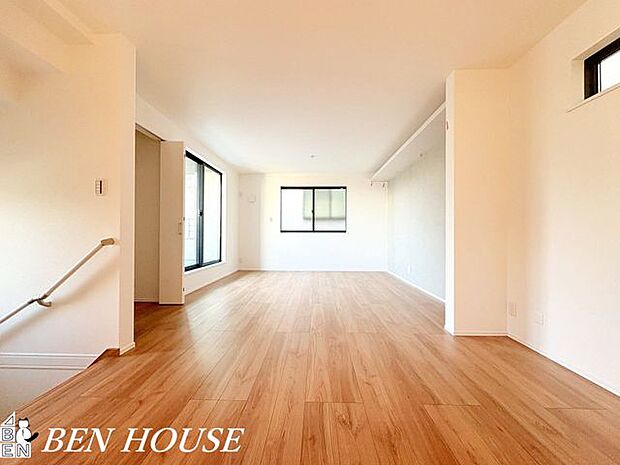 リビング・木のぬくもりを感じるナチュラルなリビング。素材感とやわらかな光が調和し、家族みんながリラックスできる穏やかな生活シーンを演出します。