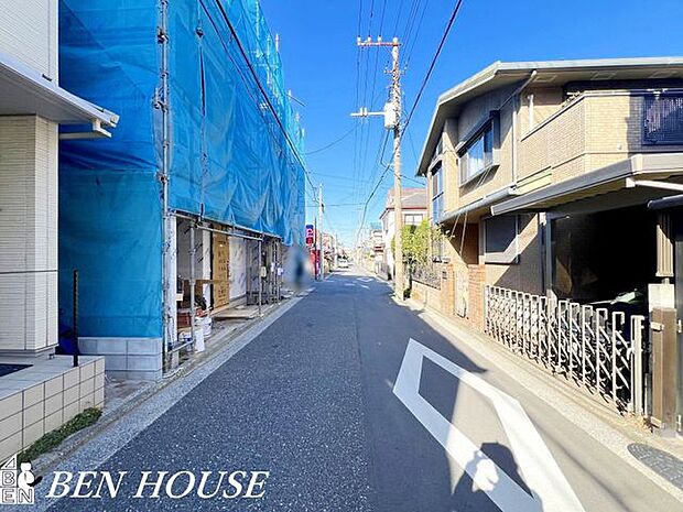 前面道路含む外観・広々とした前面道路なので駐車も楽々。車庫入れが苦手な方も安心できそうです。